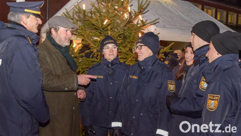 Leitender Polizeidirektor Stefan Beil (links) und Bürgermeister Frank Zeitler (daneben) im persönlichen Gespräch mit Polizeischülern. Bild: Roland Seidel/exb