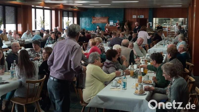 Großen Anklang findet der Seniorennachmittag in der Gemeinde Stadlern. Die Gäste werden von aufmerksamen Helfern bewirtet. Bild: Reiter/exb