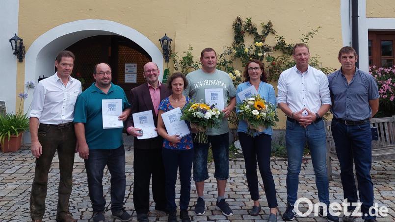 Braumeister Franz Vogl (links) ehrte zusammen mit seinem Bruder Peter (rechts) und Christian Meyer (Zweiter von rechts) langjährige Mitarbeiter der Fuchsberger Schlossbrauerei. Im Bild (von links): Hans Hummer, Thomas Wilhelm, Regina Roth, Vladimir Keco und Barbara Grillmeier. Bild: Martin Zimmermann/exb