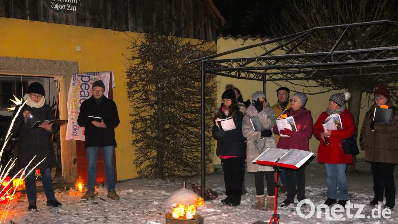 Prädikantin Gertraud Burkhardt (links) leitete den Chor Pro Deo und las mit Werner Schlöger besinnliche Texte zum Advent vor. Bild: jzk