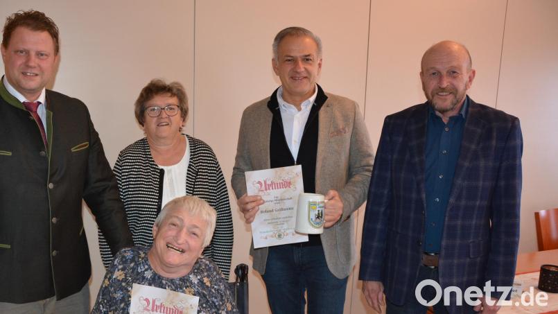 Ehrungen standen bei der Weihnachtsfeier der Wanderfreunde Mitterteich auf der Tagesordnung. Angela Wildenauer (sitzend) gehört 20 Jahre den Wanderfreunden an, Roland Grillmeier (Zweiter von rechts) seit 15 Jahren. Dazu gratulierten (von links) Bürgermeister Stefan Grillmeier, Vorsitzende Andrea Zinnecker und Peter Haibach (rechts). Bild: jr