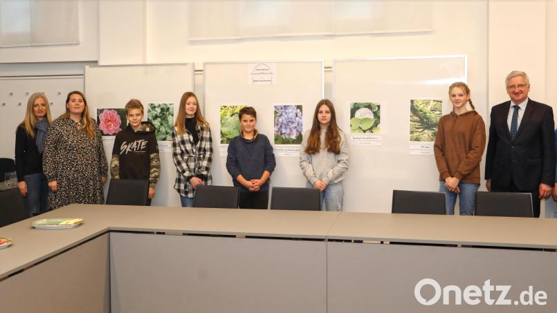 Rektorin Sabine Graser (von links) und Fachlehrerin Eva Gleißner mit den jungen Künstlern Julian Grundler, Lena Faltermeier, Jannik Lika, Mara Helmer und Marie Gruber zusammen mit Bürgermeister Johannes Reger. Bild: njn