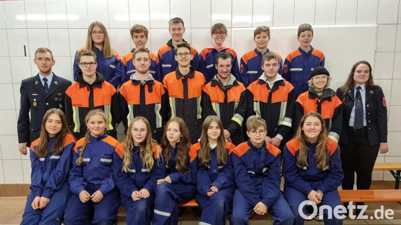 Die Kulzer Jugendfeuerwehr absolviert diverse Abzeichen. Die Jugendwarte Maximilian Rötzer und Daniela Brandl können stolz sein. . Bild: Mösbauer/exb
