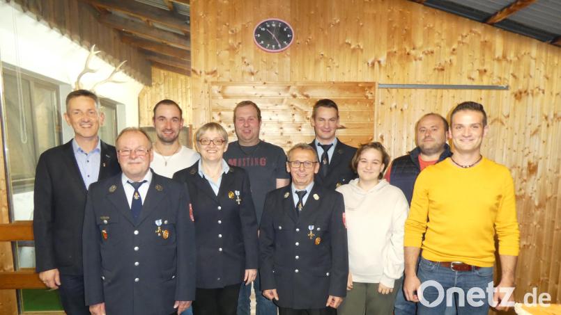Die Feuerwehr Thonhausen wählt einen neuen Vorstand, dem Bürgermeister Albert Geitner gratuliert. Bild: FFW Thonhausen/exb