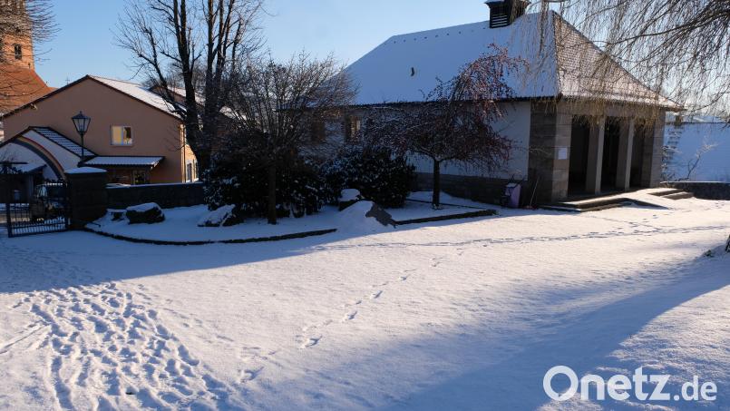 Mit Öko-Beton-Pflaster soll der Eingangsbereich des Friedhofs bis zur Aussegnungshalle, derzeit von Schnee bedeckt, befestigt werden. Bild: le
