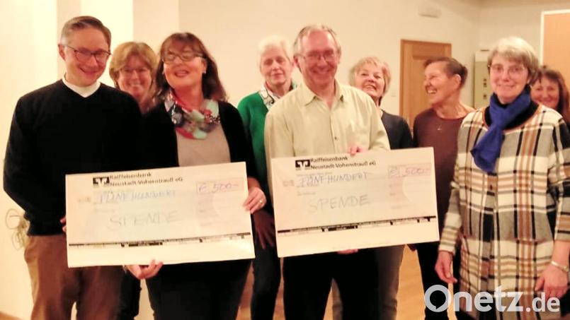 Stellvertretend für Bischof Moses D. Prakasam nimmt Pfarrer Adam Karolczak von Jutta Fink und Josef Nickl direkt von Christl Kaas (vorne, von links) die Schecks entgegen. Bild: fjo
