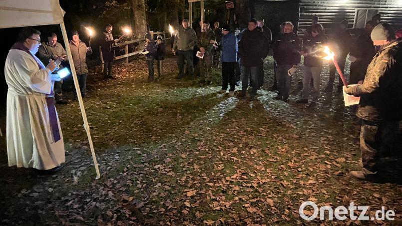 Zu Ehren der Heiligen Barbara kamen Bundeswehrsoldaten und ihre deutschen und amerikanischen Gäste an der Barbarahütte zusammen. Im Fackelschein gedachte Militärpfarrer Chirstoph Witczak (links) der Schutzheiligen. Bild: mor