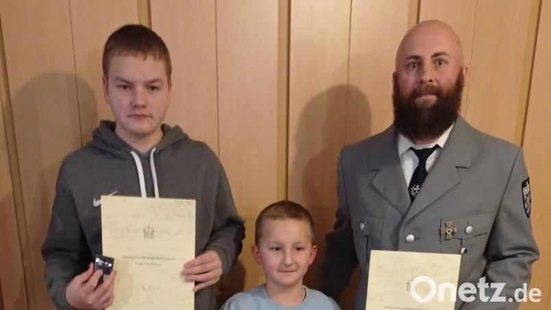 Max Pinzer, Raimund Pinzer III. und Tobias Menzel (von links) erhielten die bronzene Verdienstspange des Bezirksverbandes Oberpfalz. 

.

. Bild: jzk