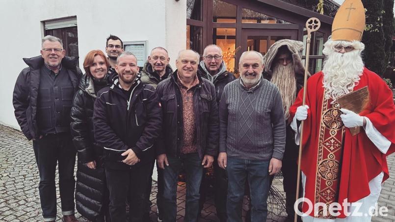 Von links nach rechts: Jochen und Klaudia Schmidt (links) ehren Matthias Bauer, Marcel Krahmer, Richard Grundler, Johann Fischer, Harald Scheck und Albert Stangl. Bild: Julia Biebl/exb