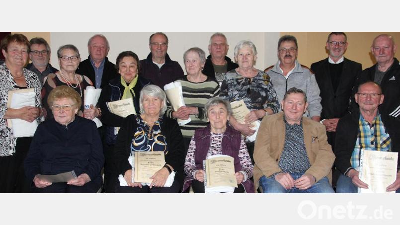Langjährige Mitglieder ehrte der BSV-Reha-Sportverein Waldsassen bei der Weihnachtsfeier, im Bild die Geehrten zusammen mit Stadtpfarrer Dr. Thomas Vogl (Zweiter von rechts, stehend), Vorstand Robert Zinnecker (Zweiter von links, stehend) und Vorstand Engelbert Franz (Vierter von links, stehend). Bild: kro