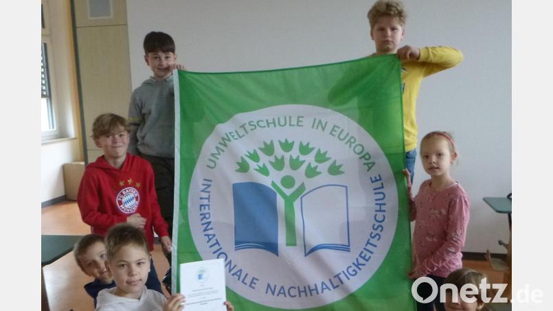 Die Klassensprecher präsentieren stolz Banner und Urkunde. Bild: amö