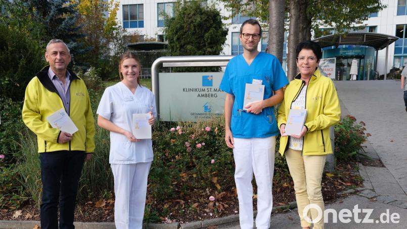 Das Frühchentagebuch wird von FLIKA gesponsert (von links): Oskar Schmidt, Kassier von FLIKA; Theresa Ehrnsperger hat das Frühchentagebuch entwickelt; Ondrej Jurnost, Oberarzt der Klinik für Kinder und Jugendliche; Margit Meier, FLIKA-Vorsitzende. Bild: Klinikum/Dietl/exb