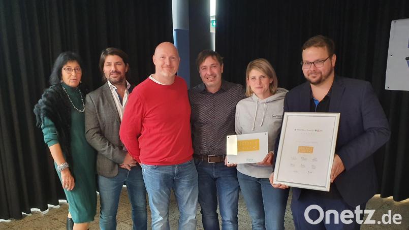 Freude herrschte an der Naabtal-Realschule über das verliehene Prädikat „Digitale Schule“. Bild: Matthias Sitzmann/exb