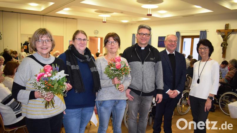 Gisela Pirner-Waitz (links) und Heike Wojtas (Dritte von links) erhielten die Elisabethen-Medaille; rechts im Bild Pflegestationsleiterin Ingeborg Gerlach. Bild: oe