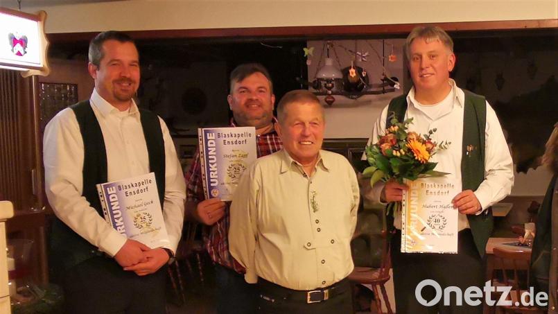 Die Blaskapelle Ensdorf ehrt langjährige Mitglieder (von links): Michael Geck, Stefan Zapf, Vorsitzender Hans Geck und Dirigent Hubert Haller. Bild: Herbert Scharl/exb