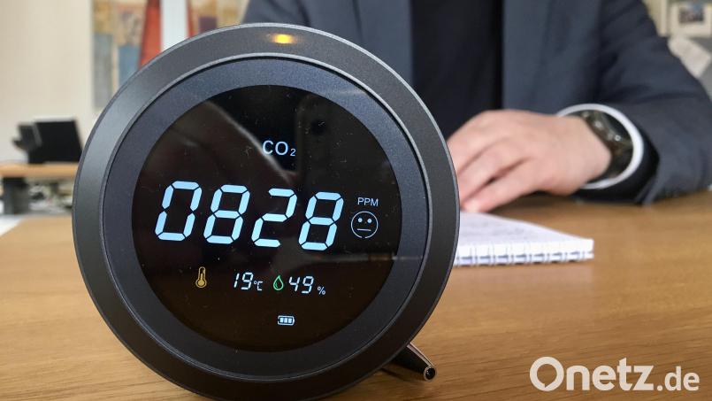 19 Grad im Büro des Oberbürgermeisters (links unten im Display) . Die Zahl 828 gibt die Anteile von Kohlendioxid in der Luft an (PPM, parts per million). Werte unter 1000 gelten als normal. Bild: upl