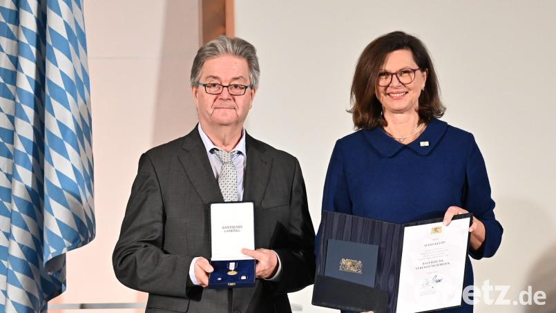 Landtagspräsidentin Ilse Aigner überreichte Hans Klupp den Bayerischen Verfassungsorden. Bild: Bildarchiv Bayerischer Landtag Rolf Poss/exb