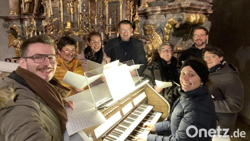 Leiterin Stefanie Rüger sitzt während der Probe an der Orgel. Bild: Holger Popp/exb