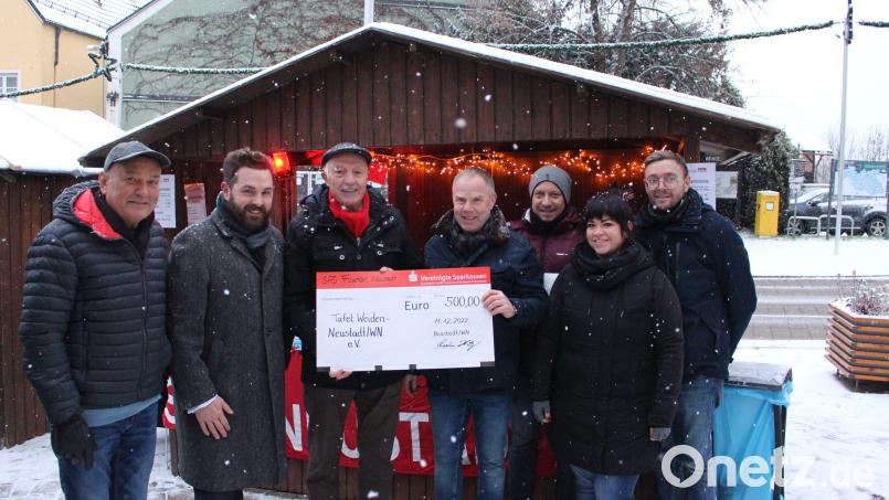 Die SPD Neustadt/WN hat der Tafel eine Spende überreicht. Bild: Martin Schmidberger/exb