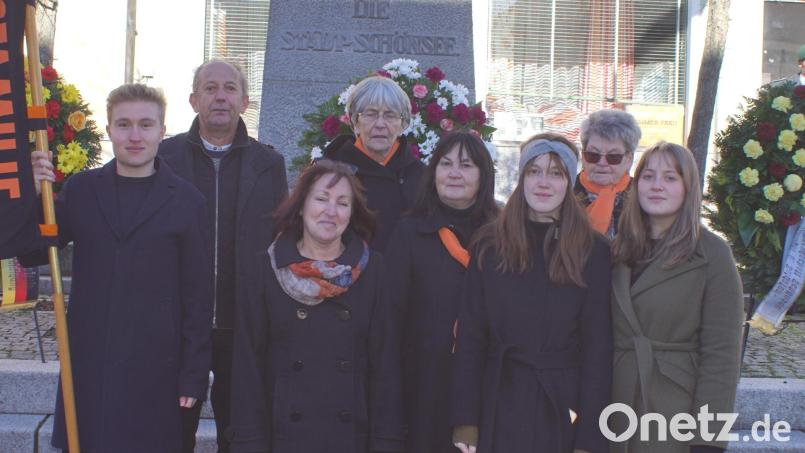 Sie sind im gesellschaftlichen Leben präsent: Hans Herrmann (Zweiter von links) mit Kolping-Mitgliedern bei der Teilnahme am diesjährigen Volkstrauertag. Bild: mmj