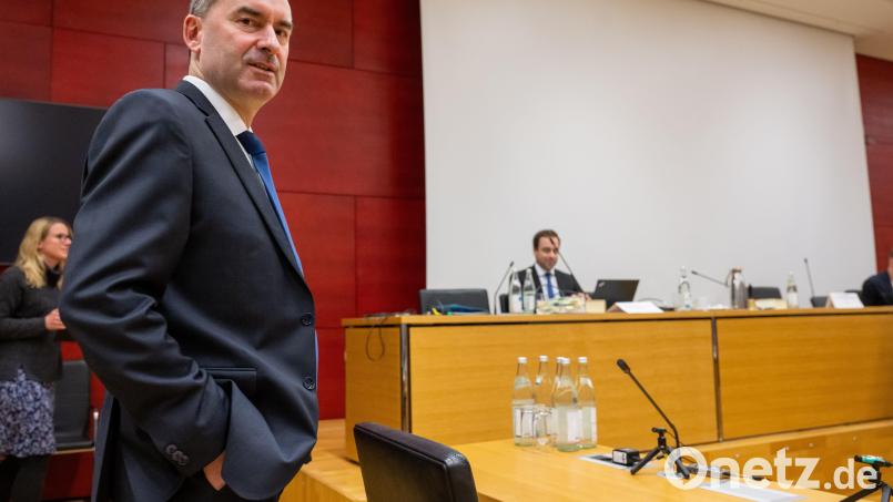 Kein Hauch von Defensive: Hubert Aiwanger (Freie Wähler), Stellvertretender Ministerpräsident und bayerischer Wirtschaftsminister tritt ohne Selbstzweifel vor den Masken-Untersuchungsausschusses im Landtag. Bild: Peter Kneffel