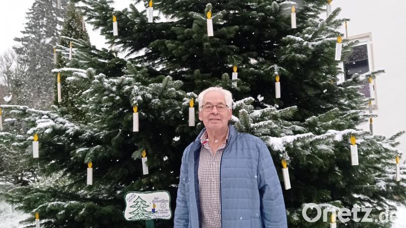 Josef Nachbar vor seinem besonderen Weihnachtsbaum. Bild: fpoz