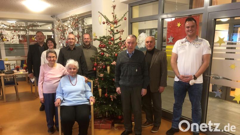 Glückwünsche zum 90. Geburtstag: Im Bild hinten von links Zweiter Bürgermeister Mario Rabenbauer, Pfarrerin Cornelia Kraft, die Neffen Harald und Dieter Schober, Bruder Werner Schober, Seniorenbeauftragter Gerhard Weber und Johannes Großmann vom Senioren-Servicehaus, vorne Ingrid Schober und Jubilarin Irma Reiter. Bild: Rabenbauer/exb