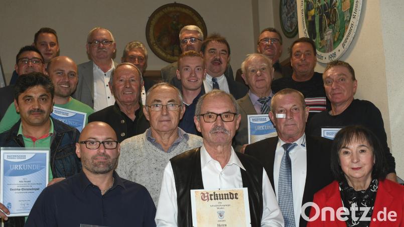 Die Schiedsrichtergruppe Weiden ehrte bei der Weihnachtsfeier zahlreiche Mitglieder. Bild: otr