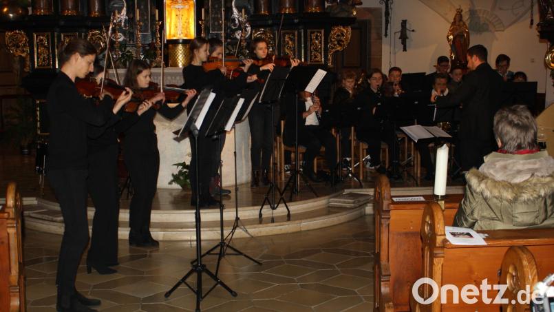 Den Schlusspunkt des Musikschul-Adventskonzerts setzten Streicherensemble und Blasorchester unter Leitung des stellvertretenden Schulleiters René Bauer mit Leonard Cohens &quot;Hallelujah&quot;. Bild: bjp