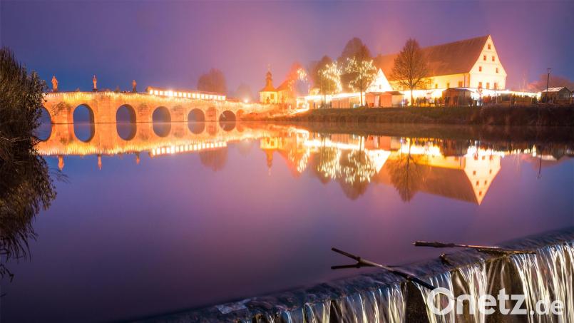 Zum Tirschenreuther Weihnachtsmarkt erstrahlte die Fischhofbrücke heuer in einem orange-roten Lichterglanz. Bild: Matthias Kunz/exb