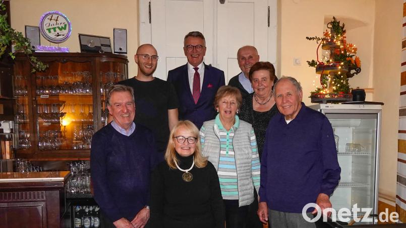 Fünf neue Ehrenmitglieder haben die Krippenfreunde in Tirschenreuth. Dazu erhielt der Gründungsvorsitzende Fred Mehler das goldene Ehrenzeichen des Landesverbandes. Im Bild (von links): Franz Krapf, Zweiter Vorsitzender Peter Stahl, Vorsitzende Marianne Stangl, Bürgermeister Franz Stahl, Marianne Mehler, Horst und Olga Haidl und der Ehrenvorsitzender Fred Mehler. Bild: Wolfgang Fischotter/exb