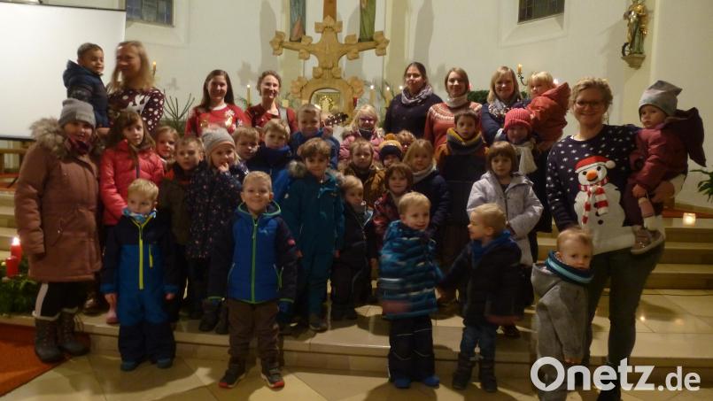 Ein musikalisches Weihnachtsgeschenk machen die Harmony Sounds zusammen mit den Kindern den Zuhörern in der Pfarrkirche Bild: bk