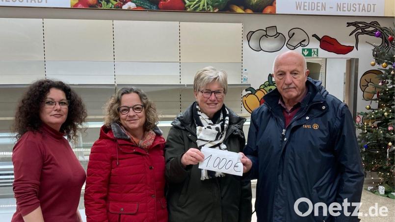 Beirätin Diana Hermann (links) und Tafel-Vorsitzender Josef Gebhardt (rechts) freuen sich über die Spende des Frauenbunds St. Elisabeth, die Vorsitzende Christine Hüttner (Zweite von links) und Schatzmeisterin Ursula Stemmer überbringen. Bild: Ursula Stemmer/exb