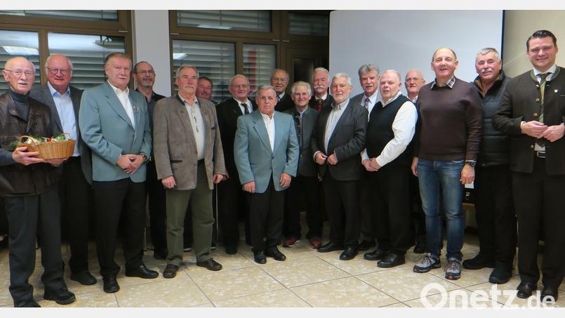 Der Landkreissportverband ehrte langjährige Funktionäre der Vereine und des Verbandes. In Zukunft soll Landrat Thomas Ebeling (rechts) den Vorsitz des Verbandes übernehmen. Bild: Hirsch