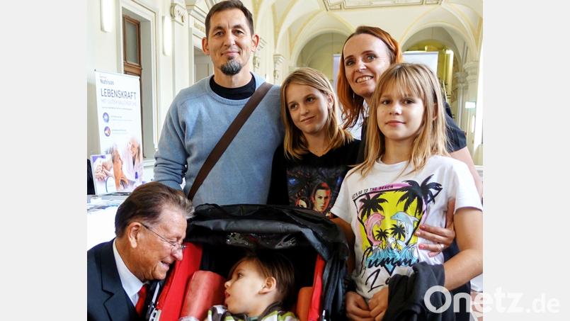 Die Österreichische und die Deutsche Wachkoma-Gesellschaft setzten sich beide für den Aufbau der Neuroreha im Land Slowakei ein. So hatte auch die Familie mit dem kleinen vierjährigen Matej (Ertrinkungskind) keinerlei fachärztliche Hilfe. Hier konnte dank Bundesvorsitzendem Armin Nentwig (links) mit der Spezialklinik Vogtareuth vermittelt werden. Bild: Fantasiefabrik/exb