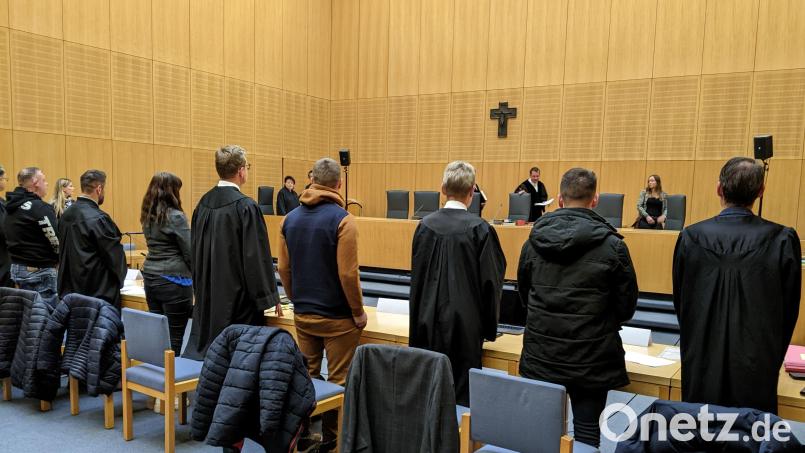 Die Tischreihe der Angeklagten war gut gefüllt. Von den fünf Angeklagten und ihren fünf Verteidigern sind acht auf dem Bild zu sehen. Bild: rsc