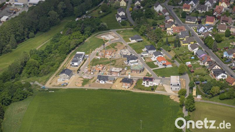 Im Baugebiet „Naabhöhe I“ waren 25 Bauparzellen ausgesteckt. Nun ist es durch: Ein Bauinteressent darf dort auch ein Mehrfamilienhaus mit sieben Wohneinheiten bauen. Das Bild stammt aus dem Mai 2022. Bild: mür