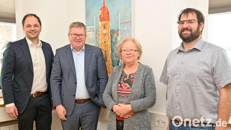 Michael Trummer (links/Caritas), Oberbürgermeister Michael Cerny (Bürgerstiftung), Marianne Gutwein (SkF) und Tim Saborowski (rechts/Diakonisches Werk) bitten Besserverdienende, die erhaltene Energiepauschale in Höhe von 300 Euro für ärmere Menschen zu spenden. Bild: Susanne Schwab, Stadt Amberg/exb