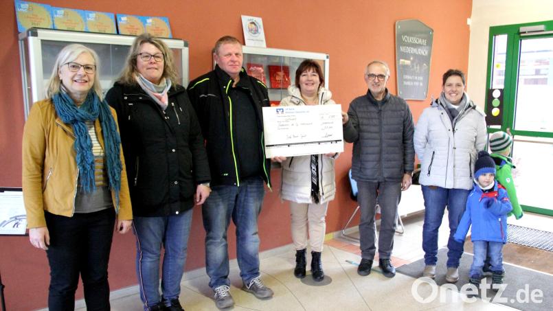 Der symbolische Scheck zeigt die Spende des Bauunternehmens Josef Bauer GmbH an, worüber sich Förderverein und Schule sehr freuten. Auf dem Wunschzettel der Grundschule steht ein zusätzlicher Tabletkoffer. Bild: Josef Böhm