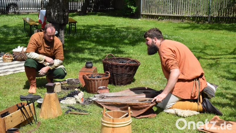 Zu den Feierlichkeiten zum 650-jährigen Stadtjubiläum eröffnete Pfreimd sein neues Stadtmuseum. Bei der Eröffnung stellten Mitglieder der Geschichtsgruppe des Geschichtsparks Bärnau am Lagerfeuer Werkzeuge her. Archivbild: bnr