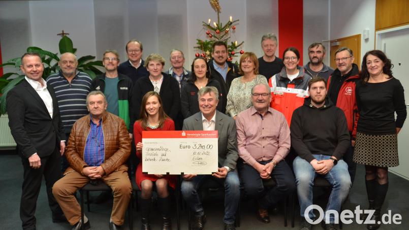 Der Vorstandsvorsitzende der Sparkasse, Gerhard Hösl (links), überreicht mit Bürgermeister Reiner Gäbl (sitzend, Dritter von rechts) und Verwaltungsratsmitglied Ludwig Bauriedl (sitzend, links) an diesem Abend einen Spendenscheck in Höhe von 3240 Euro an Vereinsvertreter und Organisationen aus der Marktgemeinde. Bild: dob