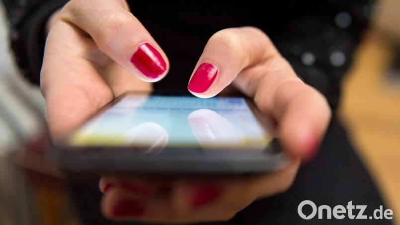 Die Polizei rät: Niemals überweisen, wenn die Forderung einfach so per SMS eingeht. Symbolbild: Sebastian Gollnow/dpa