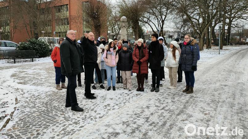 Zusammen mit Sebastian Schott und Bürgermeister Lothar Höher geht es für die Schüler und Lehrer aus der israelischen Stadt Kadima-Zoran auf Erkundungstour in Weiden. Bild: ald