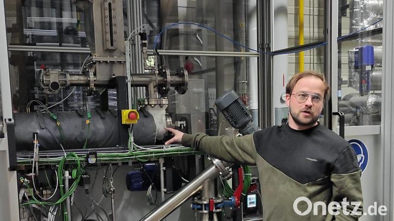 Abteilungsleiter Martin Meiller erläutert die Verfahren zur Umwandlung biogener Reststoffe in Demonstrationsanlagen. Bild:  Christian Koch