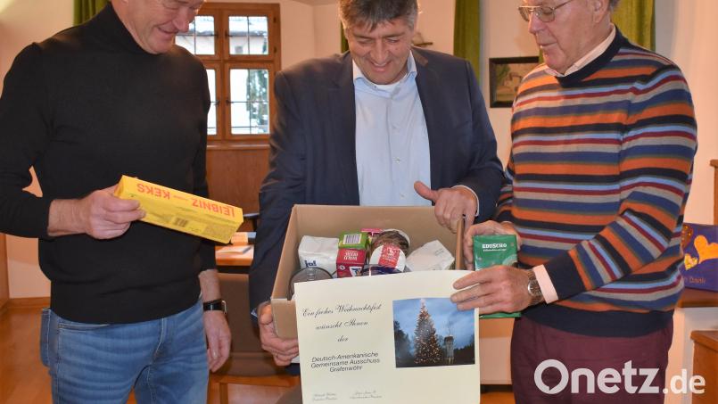 Insgesamt werden 600 Lebensmittelpakete an Bedürftige verteilt. Daga-Präsident Helmuth Wächter (rechts) und Kassier Herbert Neier (links) zeigen Bürgermeister Edgar Knobloch (Mitte) den Inhalt. Bild: rgr