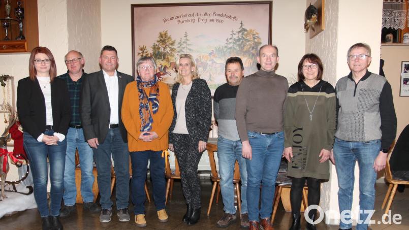 Rita Zeug (Vierte von links) kann jetzt ihren Ruhestand genießen. Dagegen stehen Josef Schneider, Theresia Rewitzer, Günter Gschwindler und Hubert Rewitzer (von rechts) weiterhin im Dienst der Verwaltungsgemeinschaft und Stadt Pleystein. Bild: pi