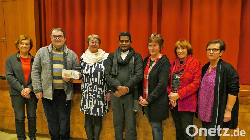 Spenden aus dem Erlös des Winter-Anna-Fests übergab der Katholische Frauenbund Sulzbach-Rosenberg an Pfarrer Herbert Mader und Pfarrer Arul. Bild: wbe