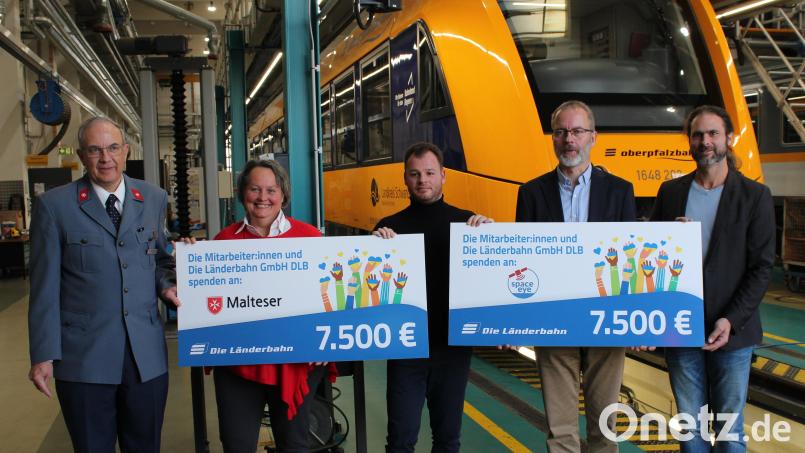 Zwei Schecks über jeweils 7500 Euro überreichten Repräsentanten der Länderbahn an Vertreter des Malteser-Hilfsdienstes und der Hilfsorganisation Space-Eye für ihre Ukraine-Hilfe. Bild: Länderbahn/exb