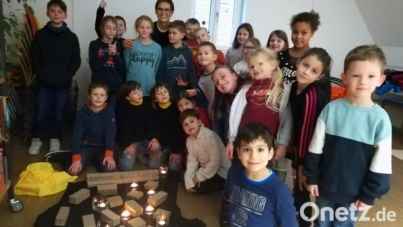 Sigrid Troidl-Kazoglou (hinten) liest den 25 Kindern vor. Bild: exb/Bücherei