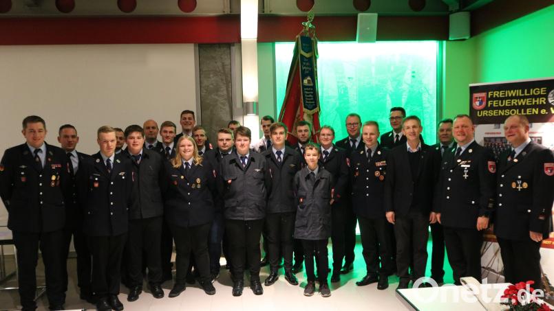 Die Feuerwehr Ursensollen ehrt zahlreiche Mitglieder. Vorsitzender Markus Dehling, Kommandant Thorsten Michel, Zweiter Vorsitzender Alexander Graf, Bürgermeister Albert Geitner und Kreisbrandinspektor Armin Daubenmerkl (von rechts) gratulieren. Bild: egl